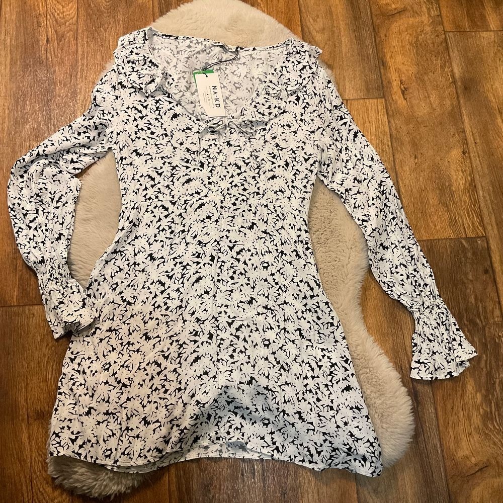 NA-KD Mini Frill Dress 32 XXS Frill Neck Tie Long Sleeve Floral Black White